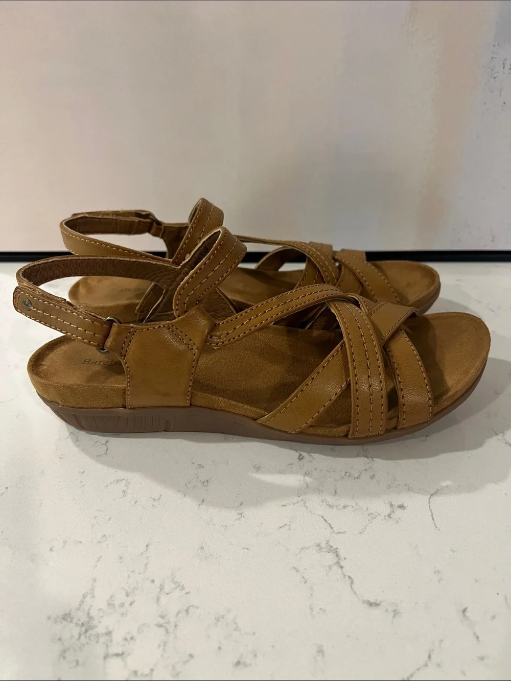 Baretraps strappy sandals with a comfortable cross-woven strap design size 8.5
